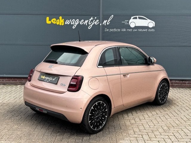 Fiat 500 e 3+1 La Prima 42 kWh *camera *carplay *leder *17, Auto's, Dealer onderhouden, 1300 kg, Gebruikt, 118 pk
