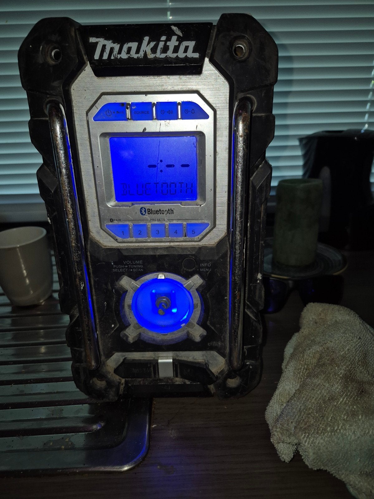 Makita radio met Bluetooth en AUX - Body defect, Ophalen of Verzenden, Gebruikt, Bouwradio