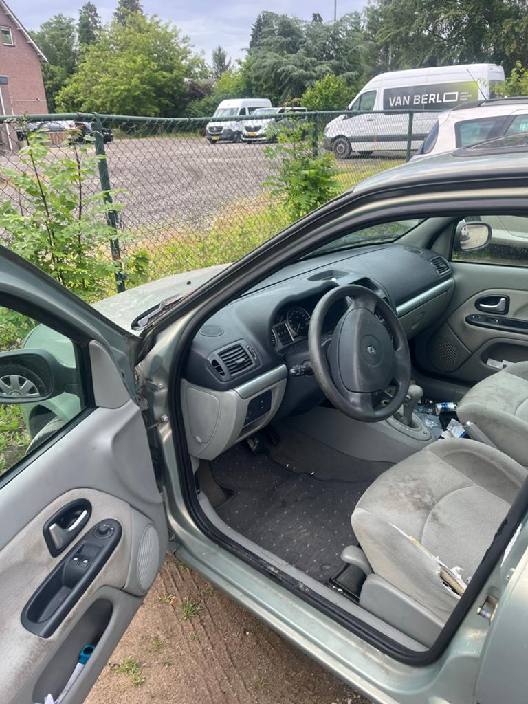 Renault Clio 1.6 16V Init 5DR AUT 2005 2003 Groen, Auto's, 40 €/maand, 4 cilinders, 1200 kg, Particulier