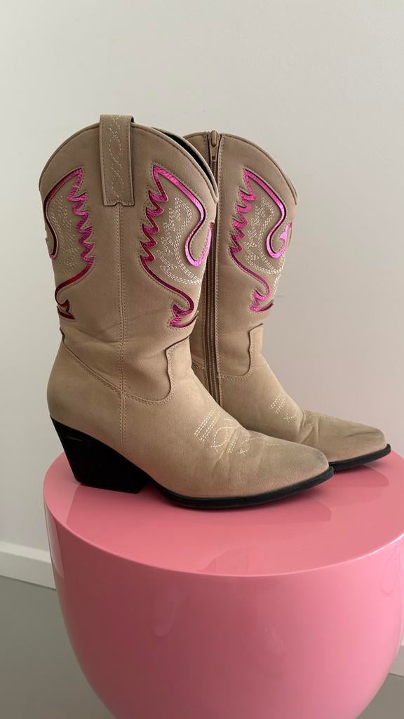 Beige cowboylaarzen met roze details - Maat 37, Kleding | Dames, Schoenen, Ophalen of Verzenden, Gedragen, Beige, Lage of Enkellaarzen