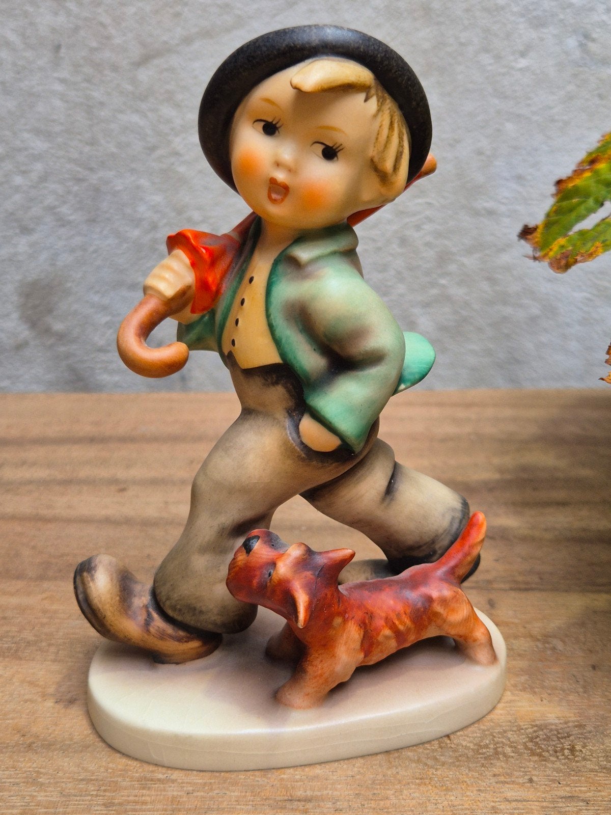 Origineel Goebel Beeldje Jongen met Hond en Paraplu, Verzamelen, Ophalen of Verzenden, Gebruikt, Hummel