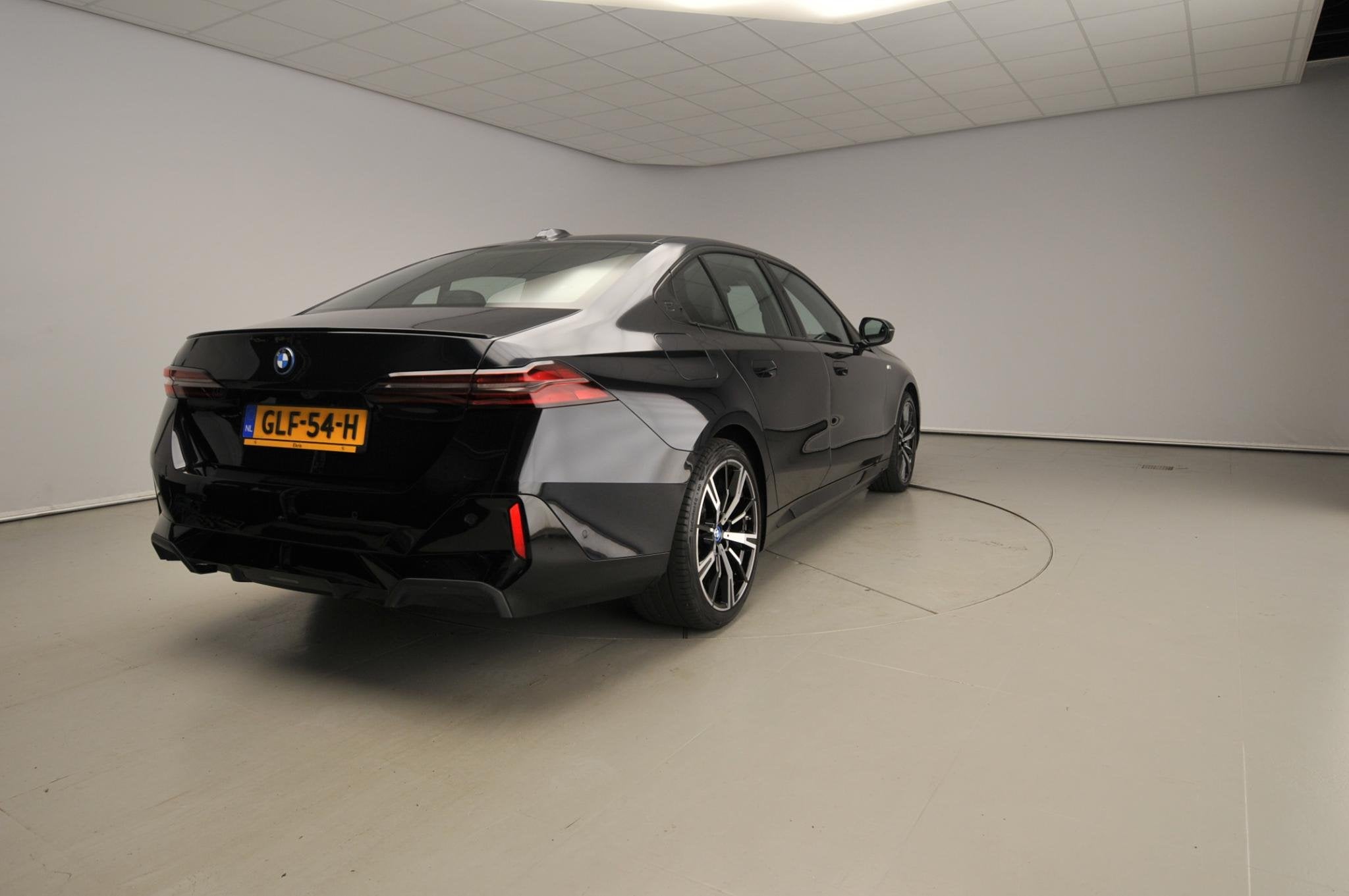 BMW 5 Serie Sedan 550e xDrive M-Sportpakket Pro | LED | HUD, Auto's, Automaat, Dealer onderhouden, Stof, Gebruikt