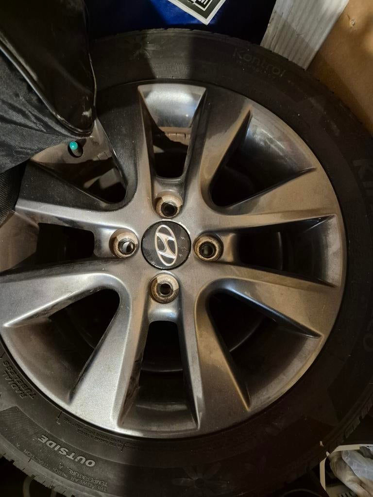 Hyundai i20 Lichtmetalen Velgen met Hankook Autobanden, Auto-onderdelen, Banden en Velgen, Gebruikt, 15 inch, Banden en Velgen