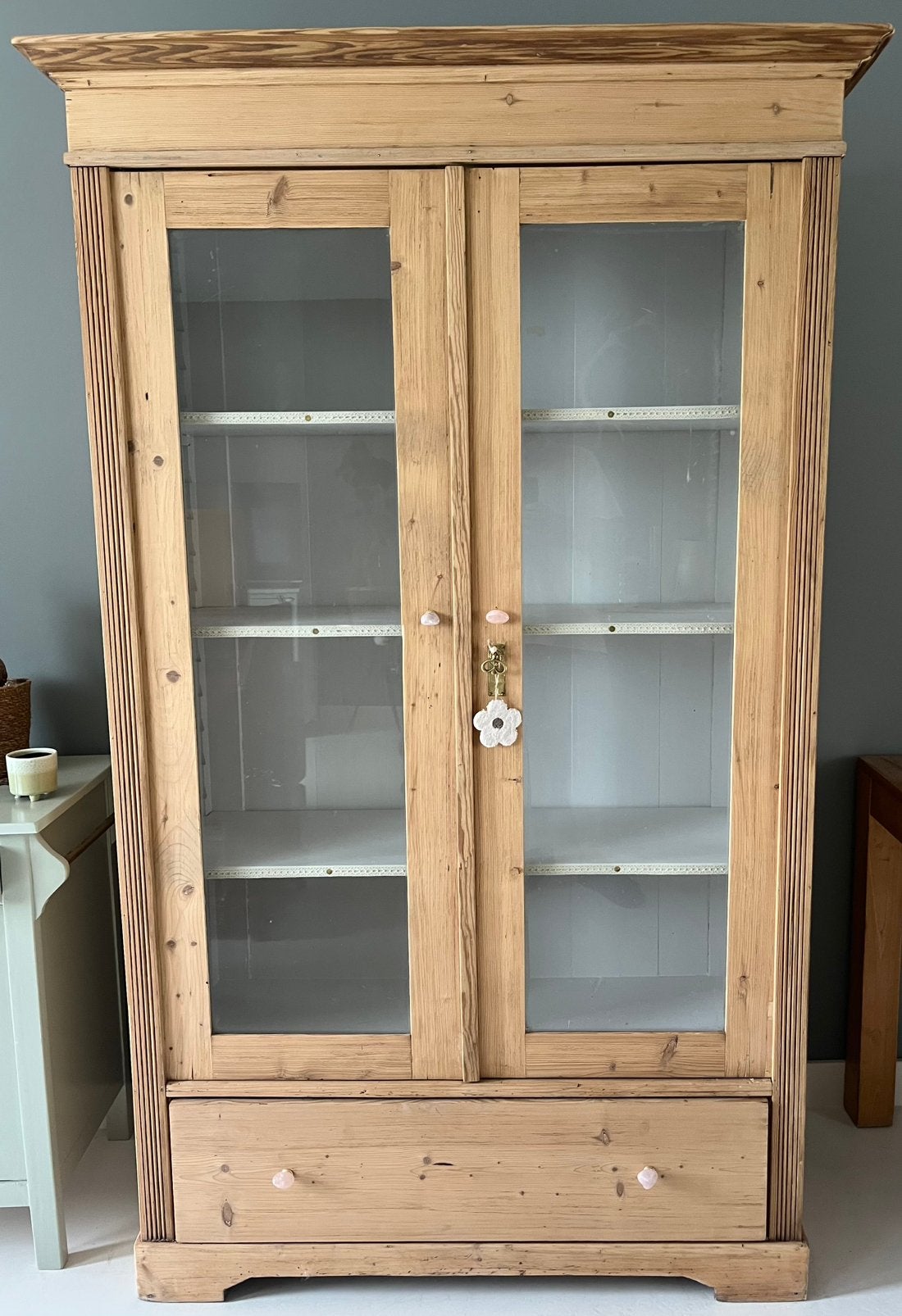 Oud grenen kast / vitrine. Gelakt met ultra matte 2k vernis, Ophalen