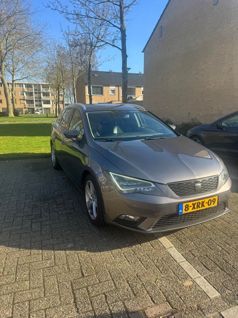 Seat Leon 1.6 TDI  SCHADE/EXPORT, Auto's, Seat, Voorwielaandrijving, Euro 5, Zwart, 4 cilinders