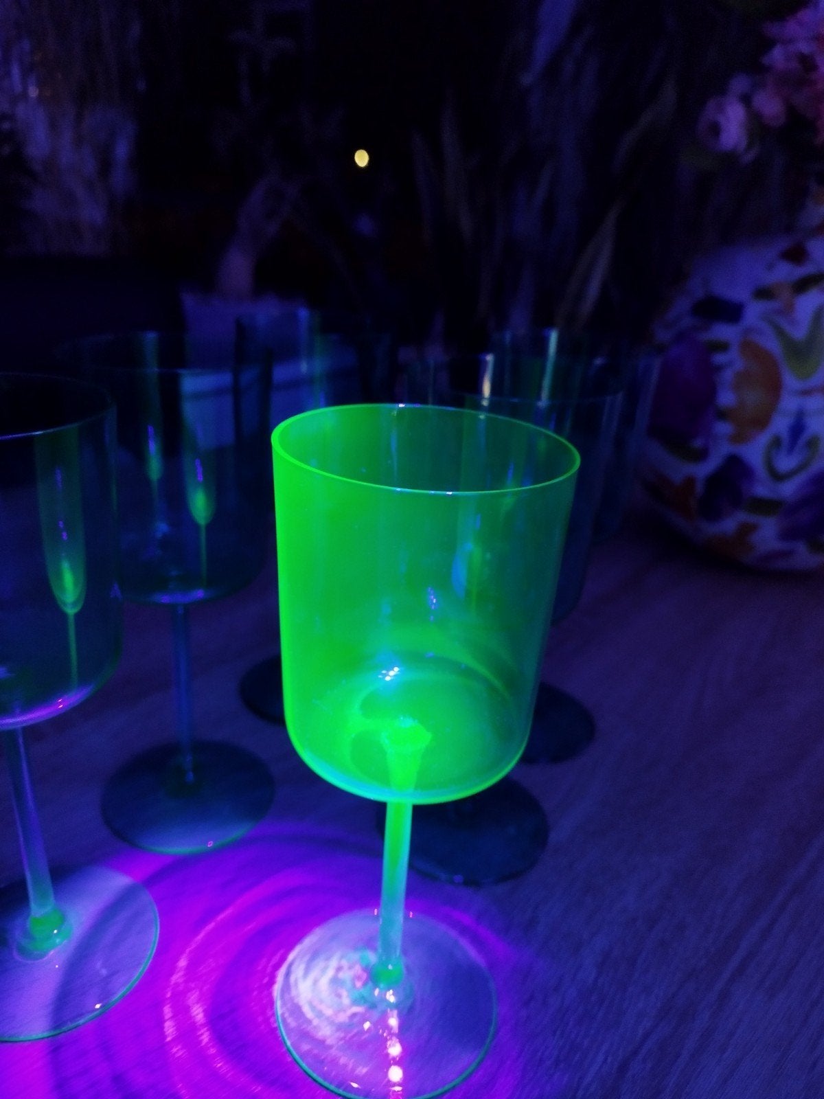 Uranium glas wijnglazen, Ophalen