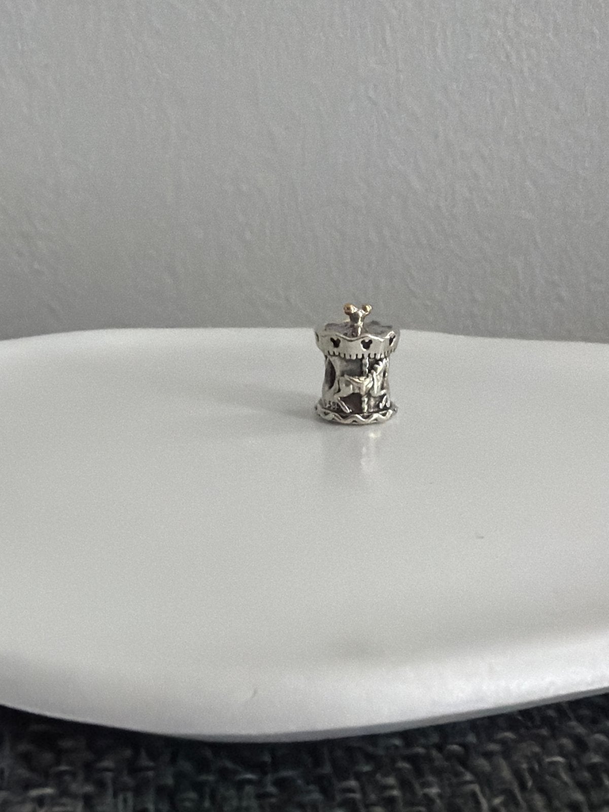 Pandora Disney Parks Carrousel Bedel Zilver Goud, Sieraden, Tassen en Uiterlijk, Bedels, Pandora, Ophalen of Verzenden, Zo goed als nieuw