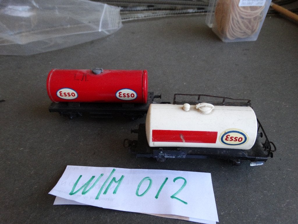 HO: w/m/012: 2 Esso wagons: Märklin, de witte, de rode, flm, Gebruikt, Gelijkstroom of Wisselstroom, Wagon, Ophalen of Verzenden