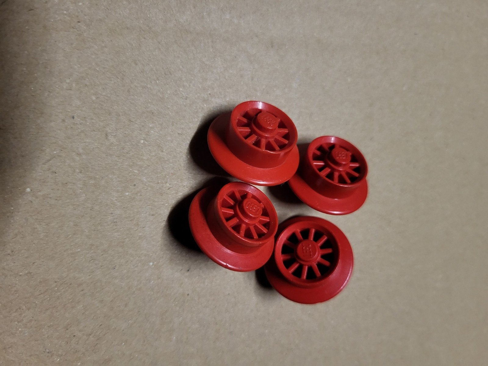 Lego trein blauwe rails 4x losse wagon wielen Rood., Ophalen of Verzenden, Gebruikt, Losse stenen, Lego