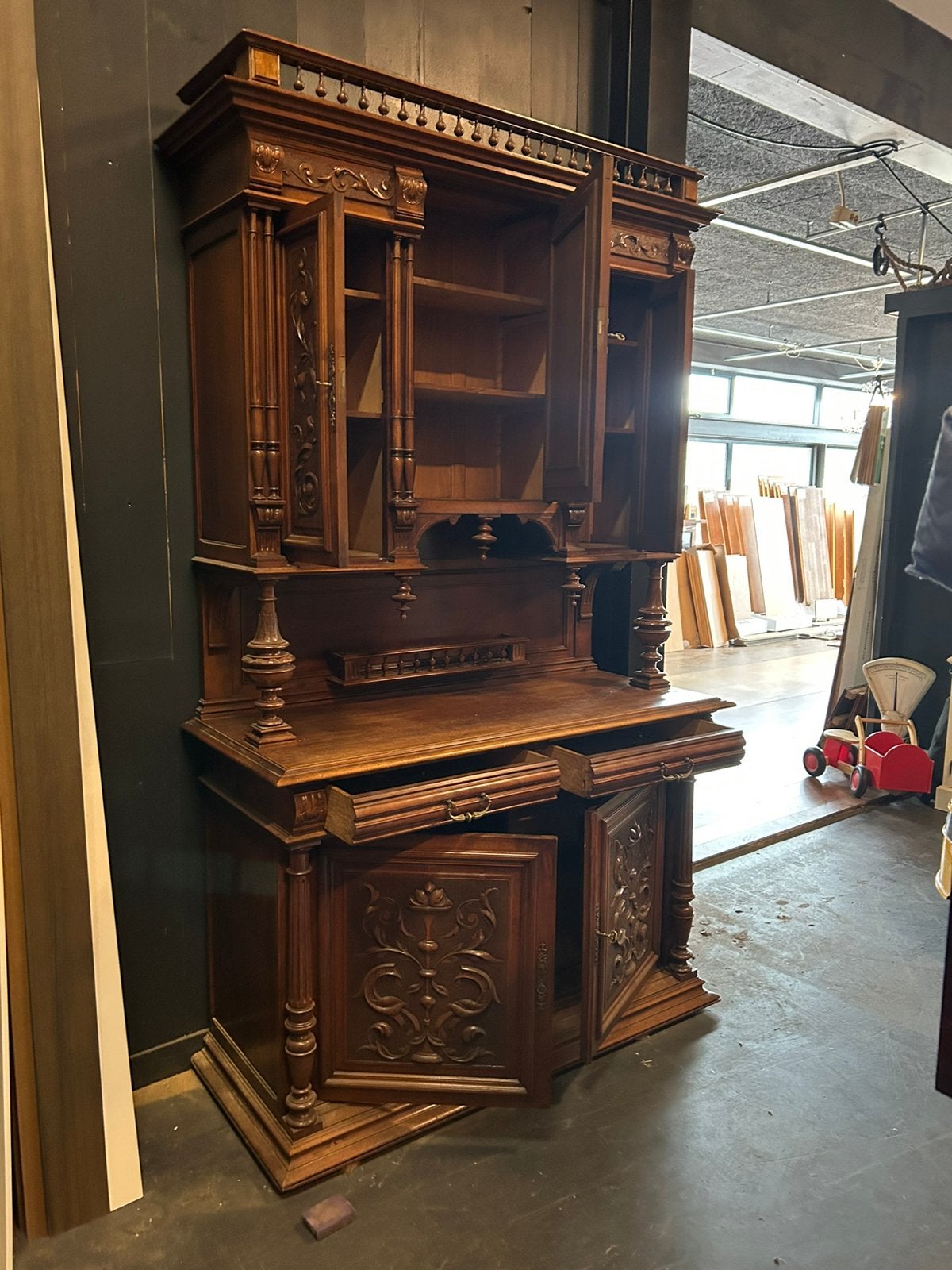 Mechelse kast met houtsnijwerk, Ophalen