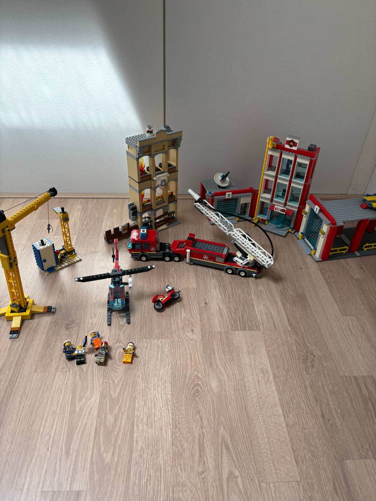 LEGO City Brandweerkazerne en hijskraan sets (2 sets), Ophalen of Verzenden, Zo goed als nieuw, Overige merken