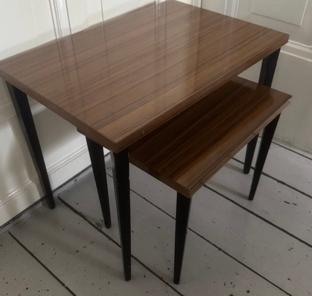 2 vintage  jaren 50 60 formica nest  bijzet tafeltjes, Ophalen
