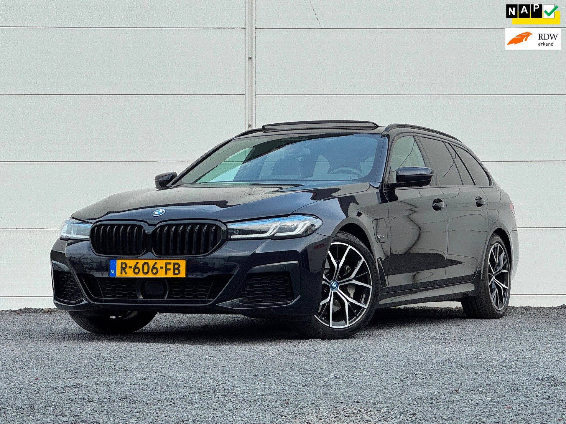 BMW 5-serie Touring 530e M-Sport Org NL Pano Keyless Stoelve, Auto's, Achterwielaandrijving, Gebruikt, Euro 6, 4 cilinders