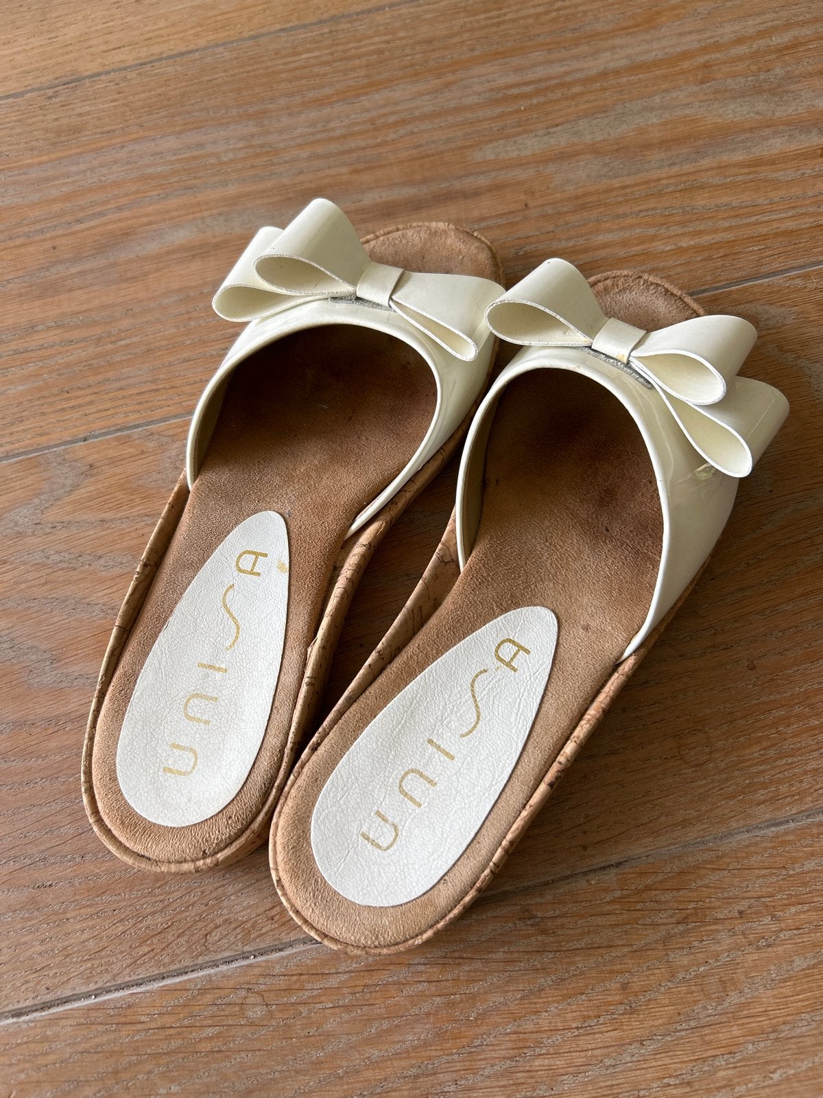 Unisa witte slippers met strik, maat 39, Kleding | Dames, Schoenen, Ophalen of Verzenden, Zo goed als nieuw, Wit, Slippers