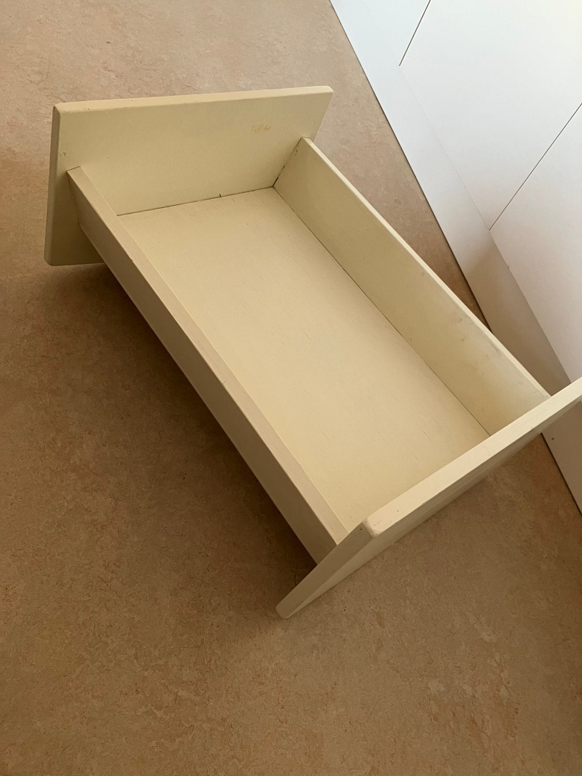 Massief houten poppenwiegje, Ophalen of Verzenden, Zo goed als nieuw