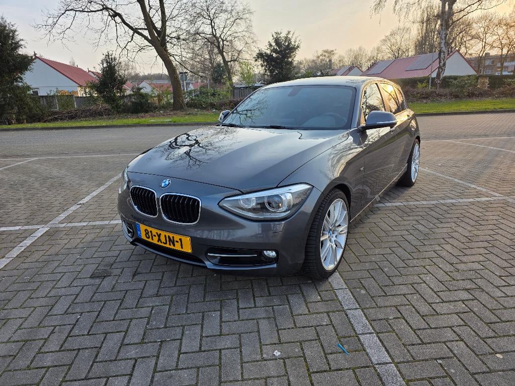 BMW 1-Serie 118I 125KW 5DR Aut8 2012 Grijs, Auto's, 4 cilinders, 1290 kg, Origineel Nederlands, Grijs