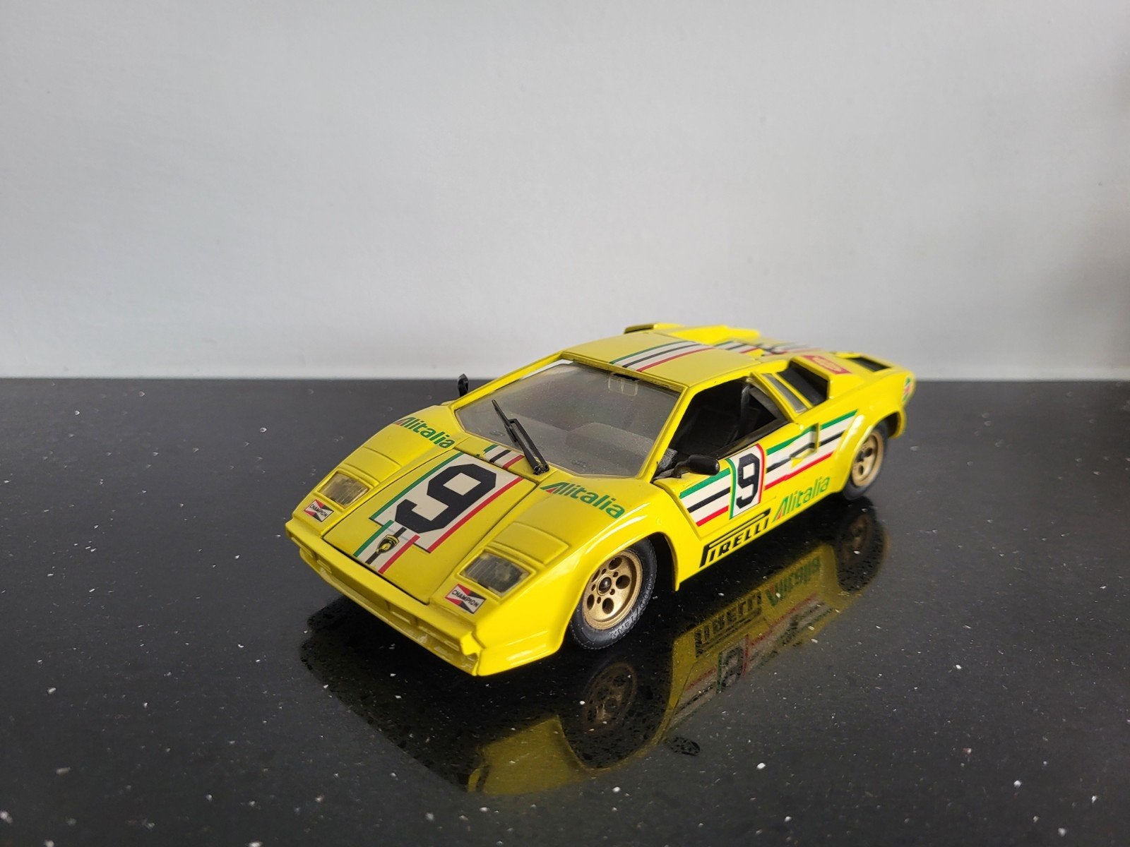 Lamborghini Countach geel 1/24 Revell, Ophalen of Verzenden, Auto, Revell