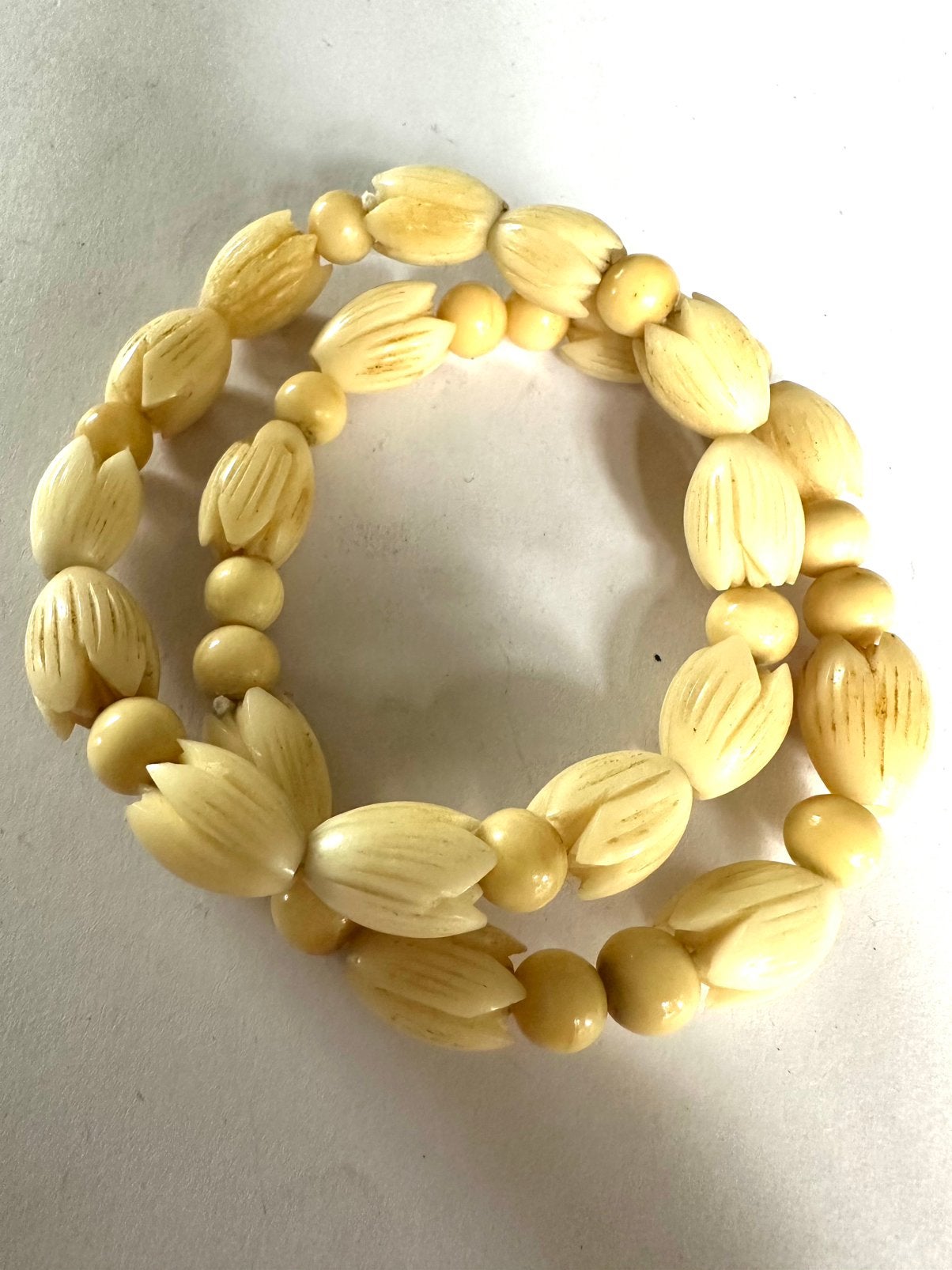 2 Vintage gekerfde stretch armbanden van been, Sieraden, Tassen en Uiterlijk, Armbanden, Verzenden, Zo goed als nieuw, Zilver