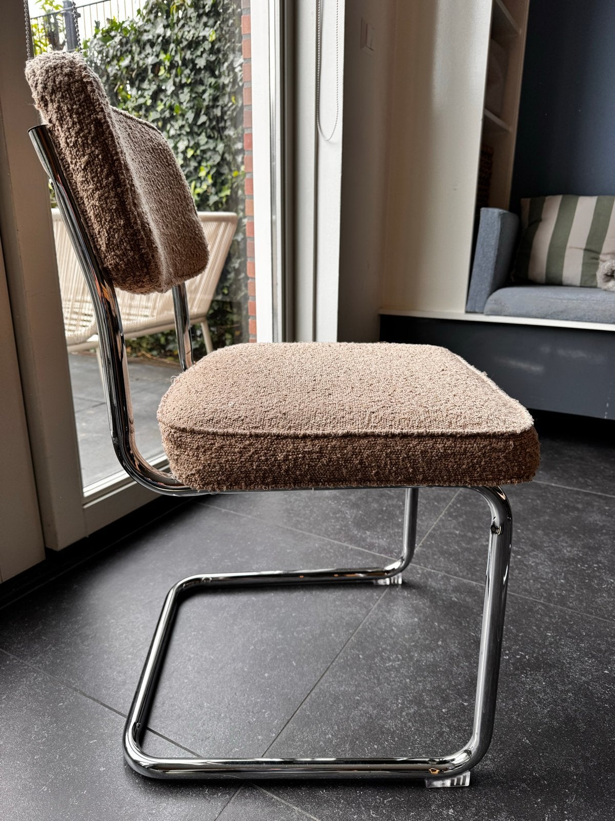 6 x Comfortabele stoelen + chromen frame + stoffen bekleding, Ophalen, Gebruikt, Bruin, Metaal