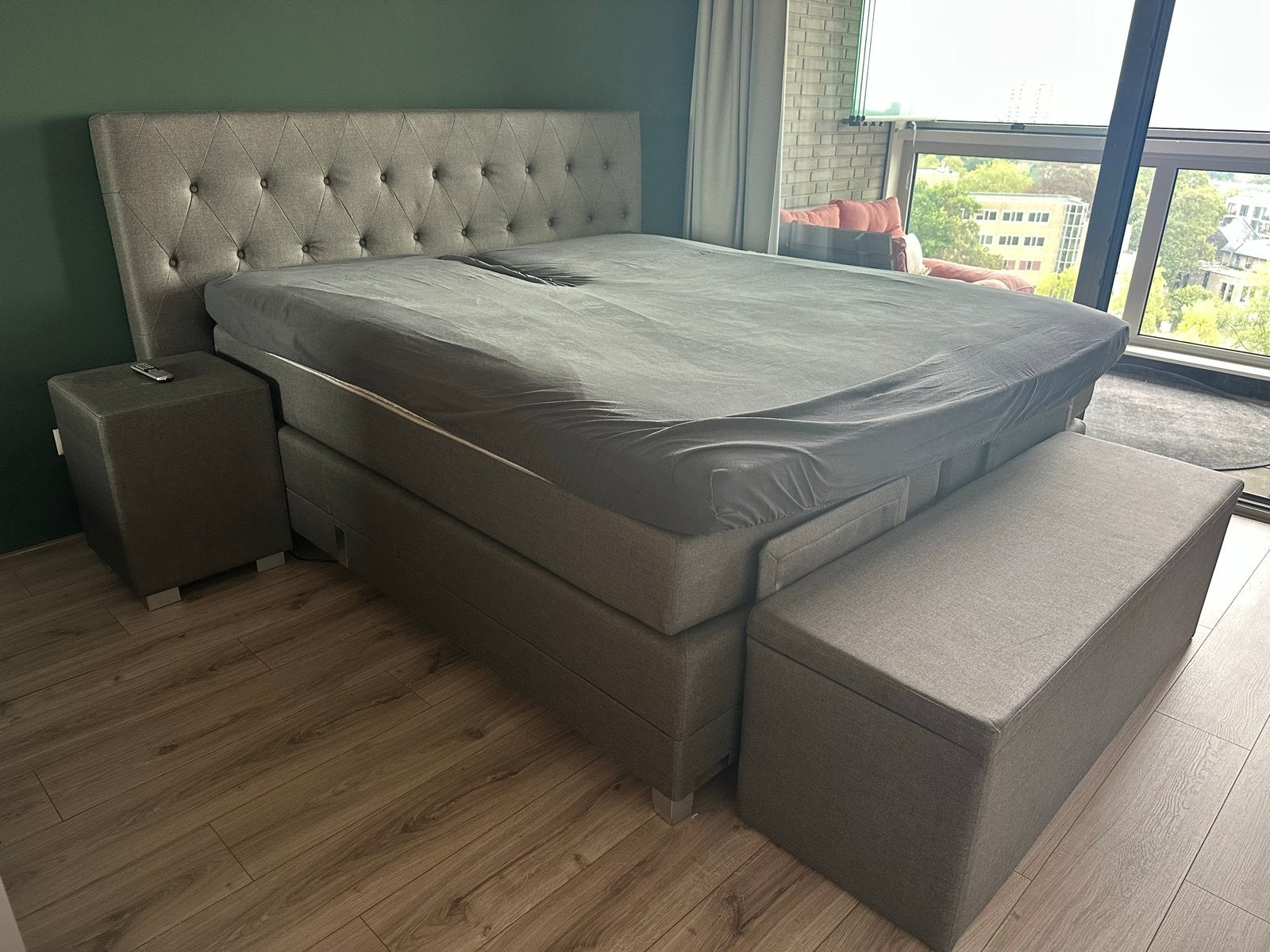 Caresse boxspring 180x200 grijs met nachtkasten & opbergbank, Ophalen, Tweepersoons, Zo goed als nieuw, 180 cm