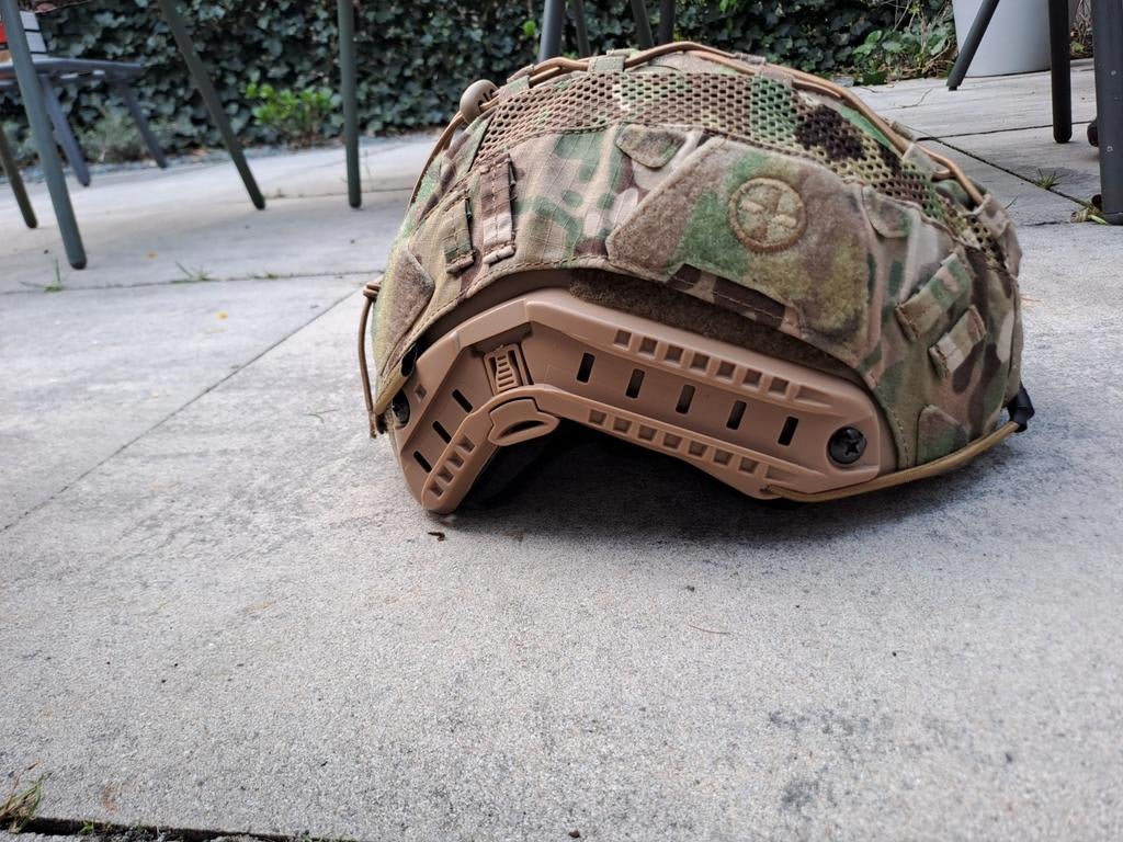 Fast helmet met helmet cover Brand New!, Ophalen of Verzenden, Landmacht, Nederland