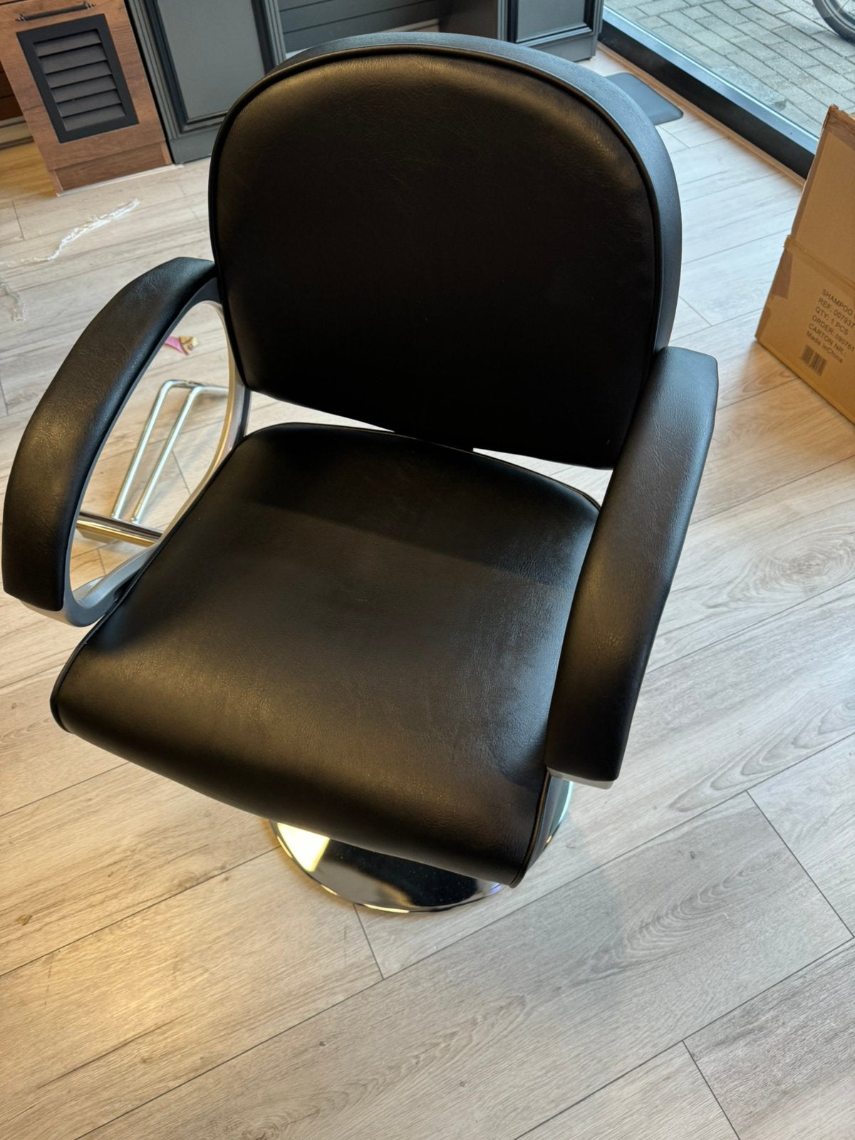 Kapperstoel nieuw, Ophalen