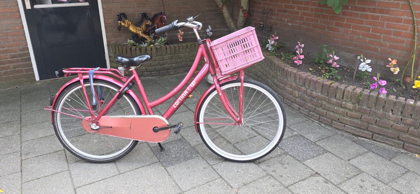 Cortina fiets met krat - roze/rood, Fietsen en Brommers, Fietsen | Meisjes, Terugtraprem, Gebruikt, Overige merken, Ophalen
