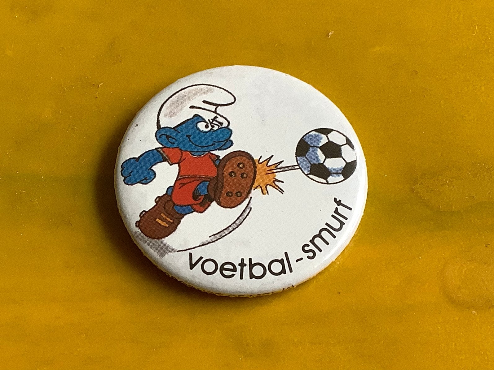 Button Smurf smurfen strips voetbal smurf Peyo strip, Ophalen of Verzenden, Snoopy, Beeldje of Figuurtje