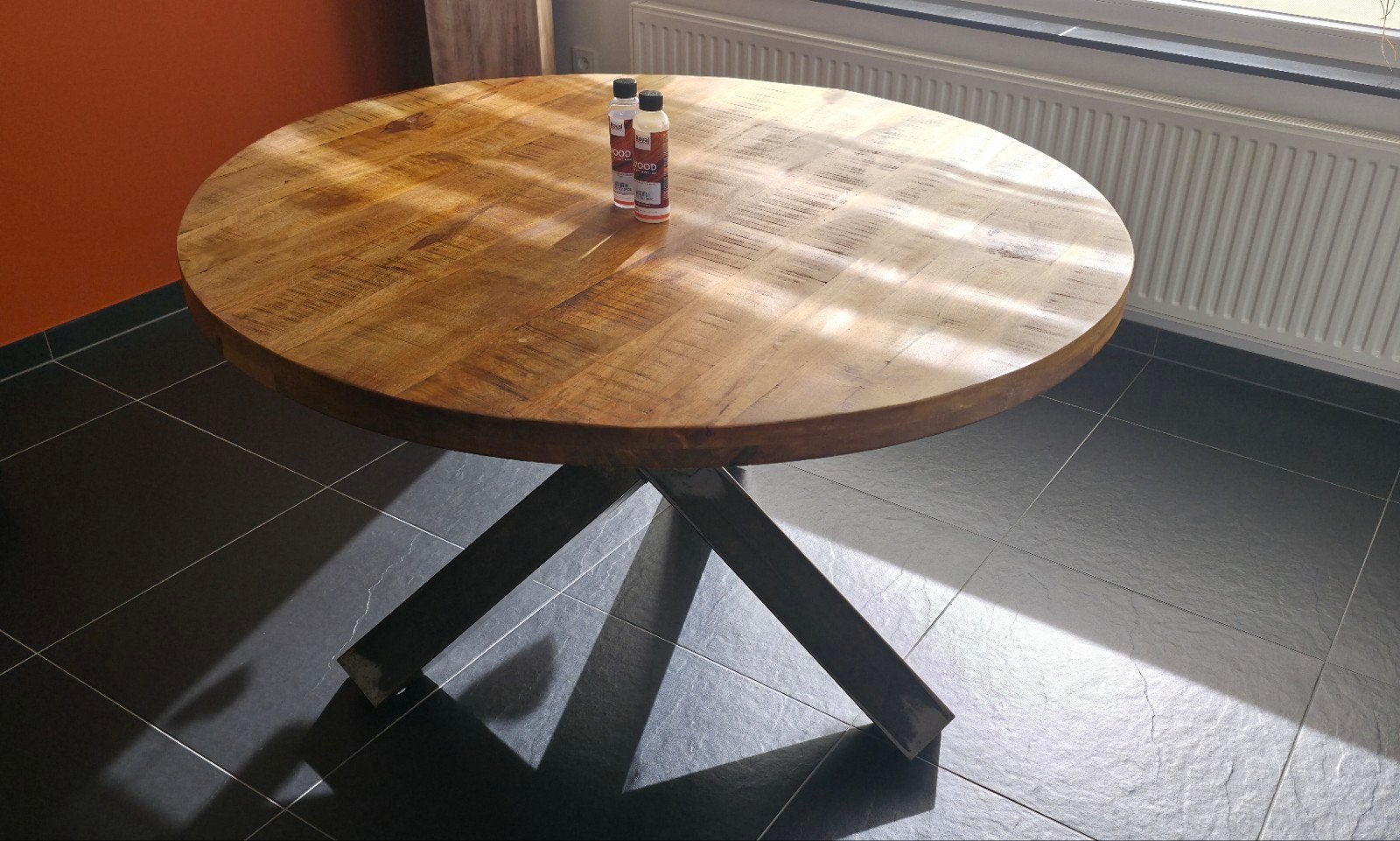 Ronde mango houten tafel met industriële poten (130cm), Huis en Inrichting, Ophalen, Rond, Zo goed als nieuw, Industriële
