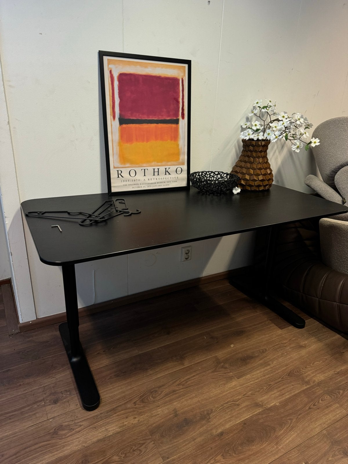 Zwart bureau met verstelbare poten IKEA trotten, Ophalen, 100 tot 150 cm, Tot twee personen, Zo goed als nieuw