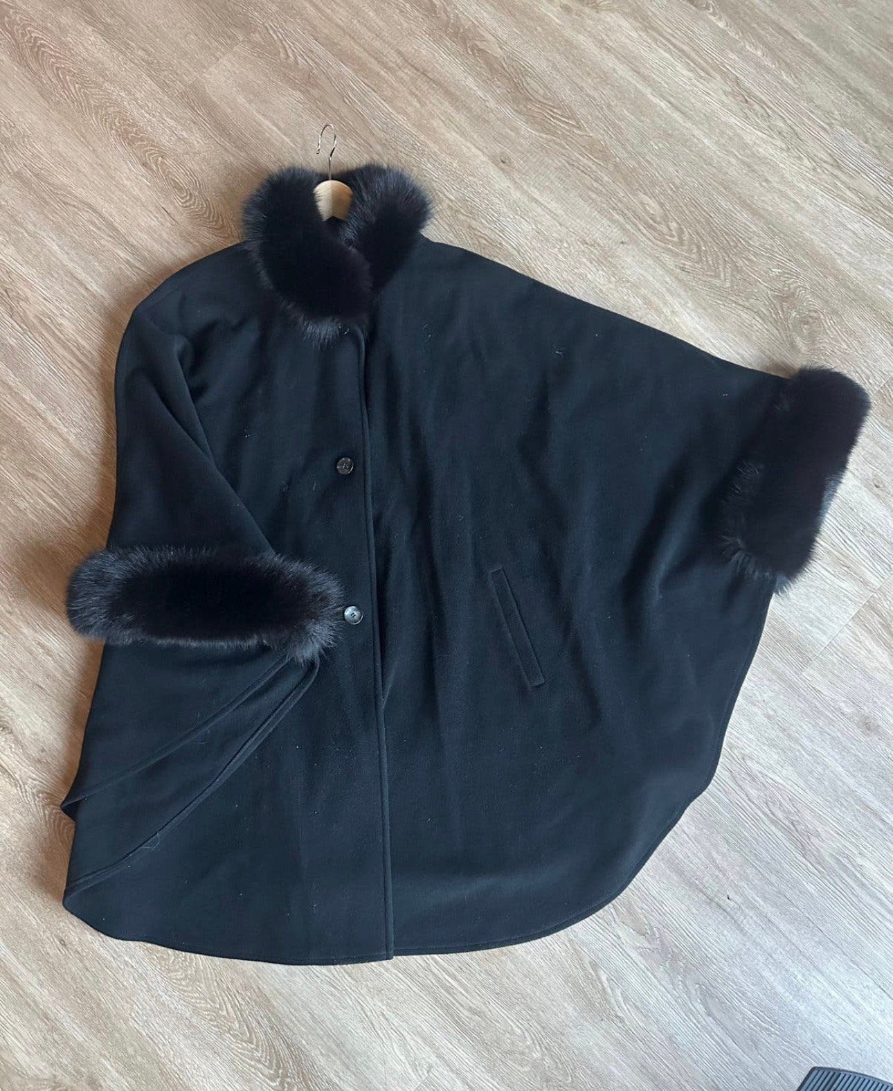 Prachtige zwarte cape met luxe afwerking van echt bont, Kleding | Dames, Ophalen of Verzenden, Zo goed als nieuw, Maat 42/44 (L)