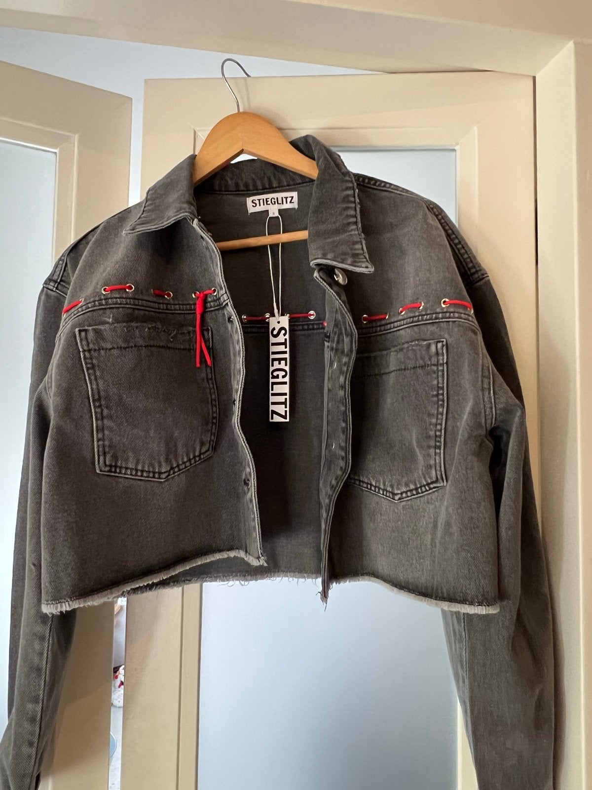 Stieglitz spijkerjasje cropped zwart met rode details, Ophalen of Verzenden, Nieuw, Zwart