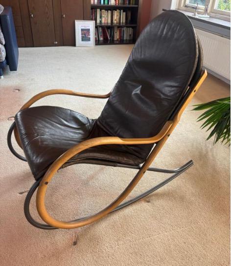 Moderne houten schommelstoel met leren kussen, Huis en Inrichting, Stoelen, Ophalen
