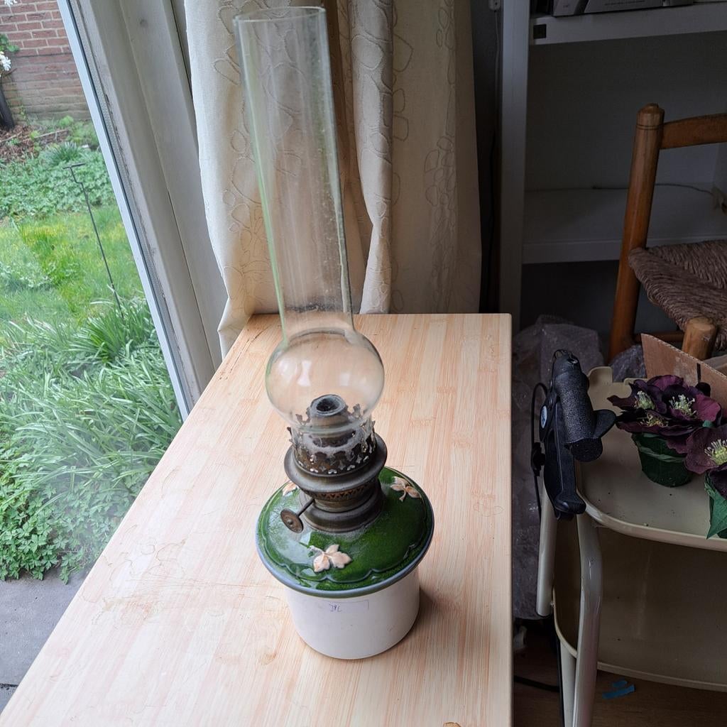 Antieke olielamp met groen-wit keramiek en glazen kap, Ophalen