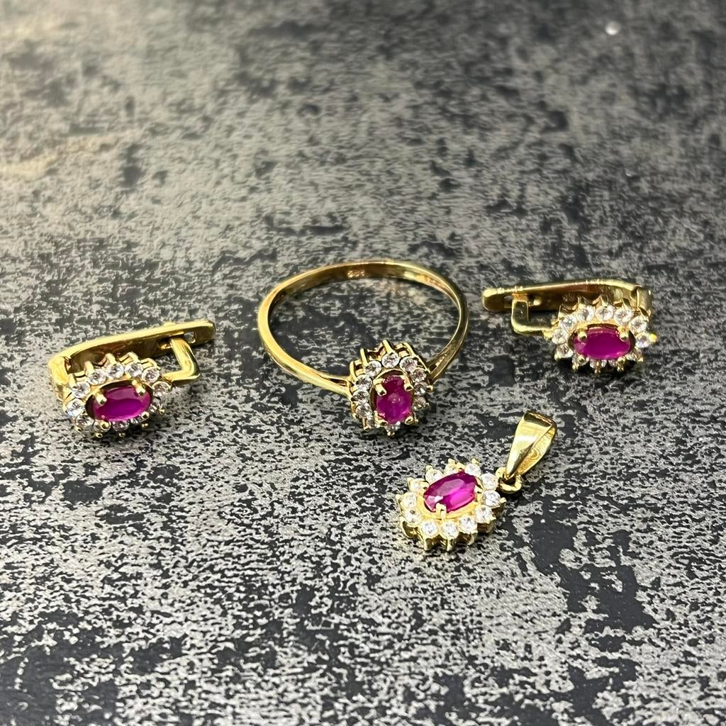 14 karaat gouden set ring oorbellen hanger robijn, Ophalen of Verzenden, Zo goed als nieuw, Goud