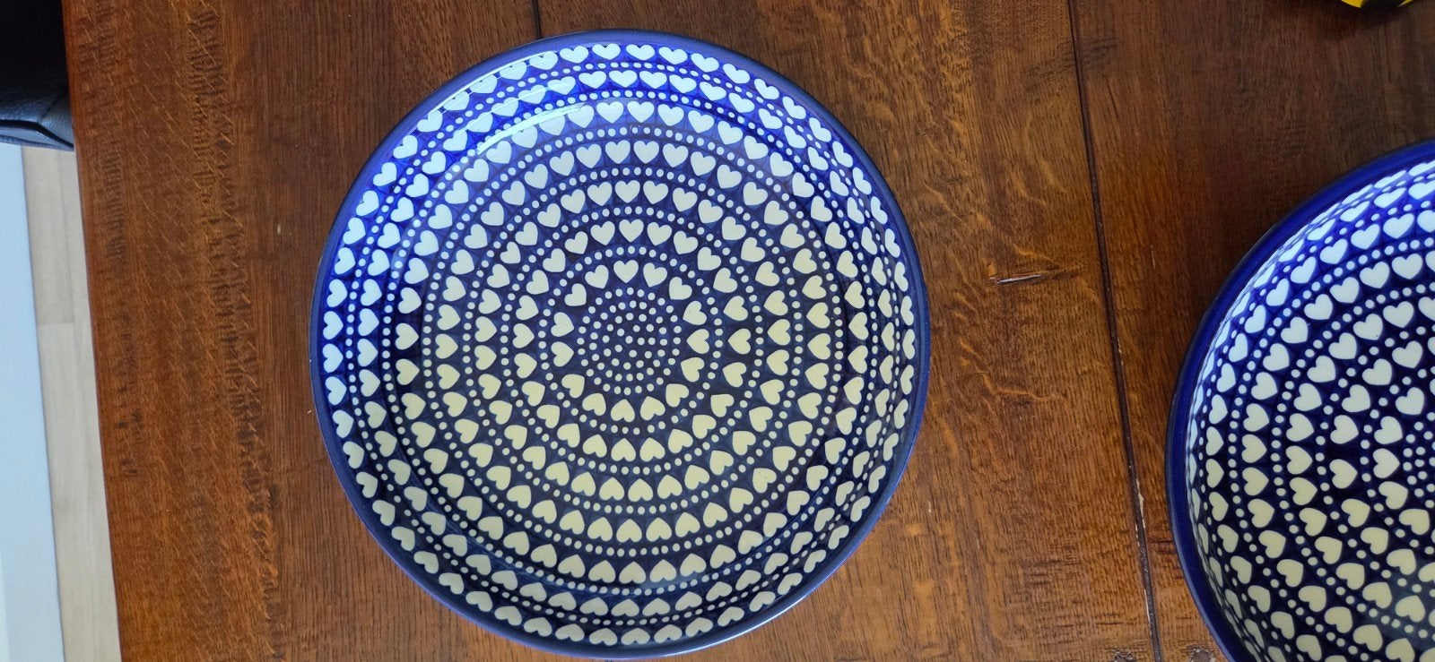Bunzlau Keramiek Schaal - Hartjes Patroon, 32,5 cm, Huis en Inrichting, Ophalen, Handbeschilderd, Porselein of Keramiek, Schaal