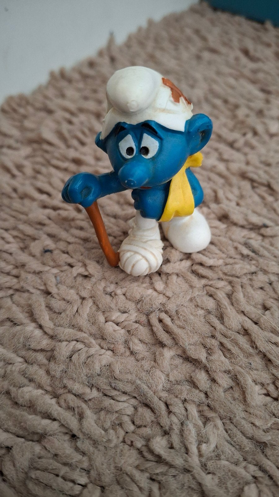 Smurf met kruk en verband, Ophalen of Verzenden