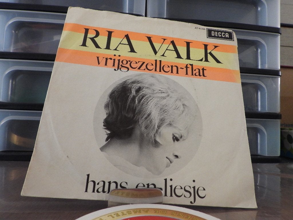 Ria Valk  – Vrijgezellen-Flat  - Hans En Liesje 1969, Ophalen of Verzenden, Gebruikt, Pop, Single