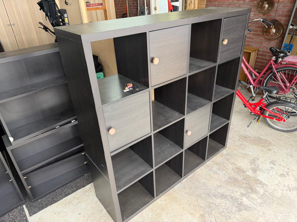 IKEA Kallax Kast met 16 vakken en deurtjes, Huis en Inrichting, Ophalen, Gebruikt, 100 tot 150 cm, 25 tot 50 cm