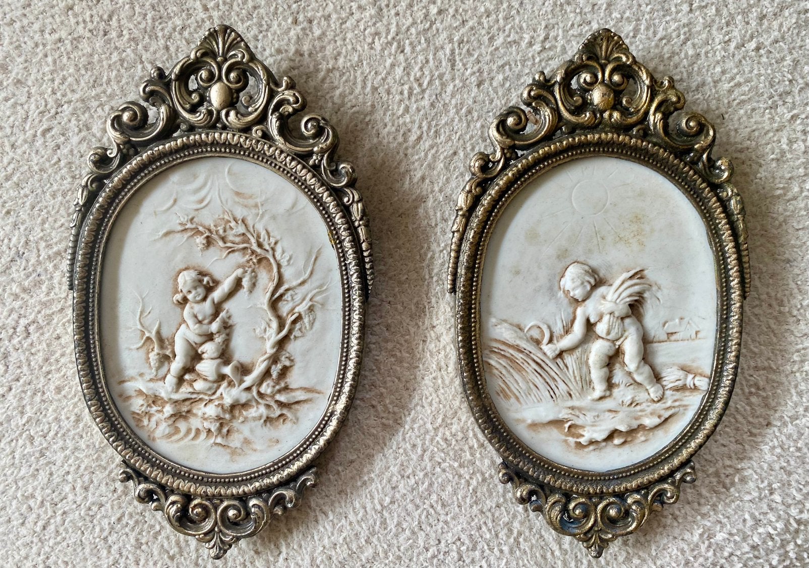 Twee vintage biscuitporselein wanddeco cherubijn Italië, Antiek en Kunst, Ophalen of Verzenden