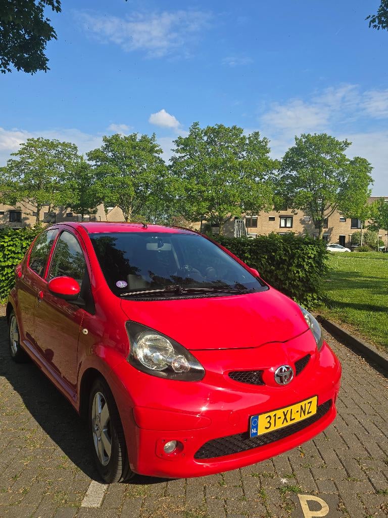 Toyota Aygo 1.0 12V Vvt-i 5DRS 2007 Rood 2007 Sport, Auto's, Stof, Zwart, 68 pk, Origineel Nederlands