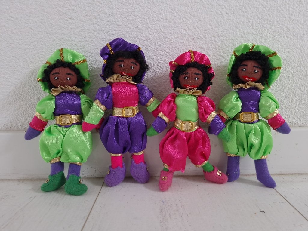 4 kleine zwarte piet poppetjes vrolijke kleuren, Verzenden, Gebruikt