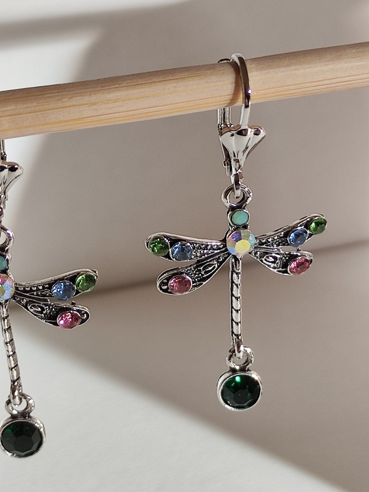 Oorbellen libelle met gekleurde strass steentjes nieuw, Overige materialen, Hangers, Nieuw, Ophalen of Verzenden