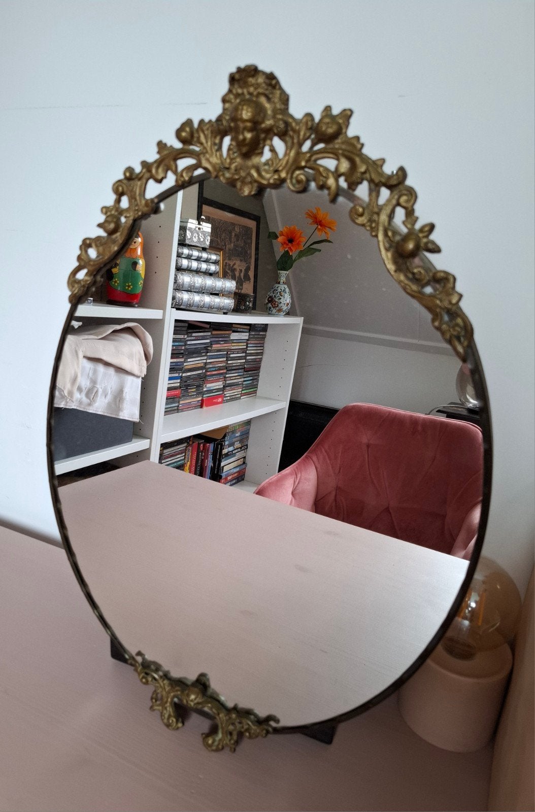 Antieke ovale spiegel met sierlijk gouden frame, Antiek en Kunst, Ophalen of Verzenden, Ovaal, Minder dan 50 cm, Minder dan 100 cm