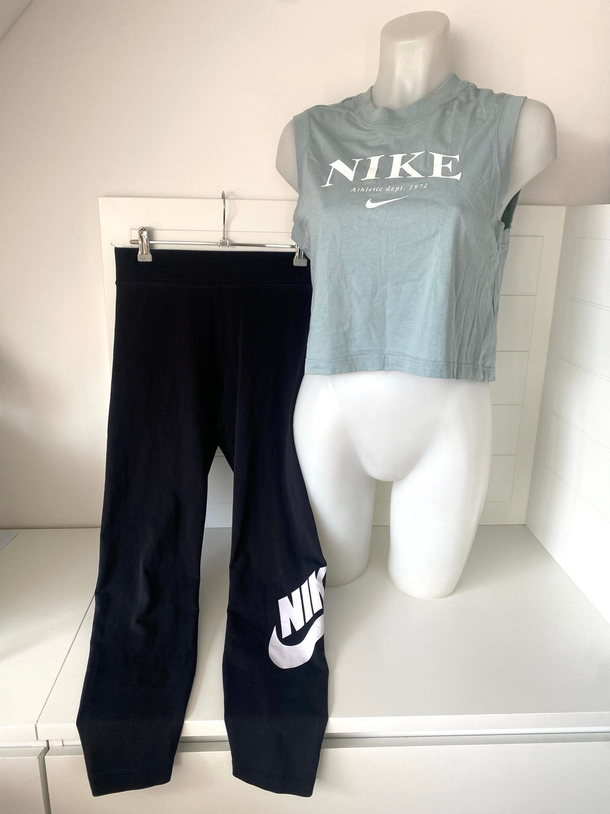 Nike sportset: legging en crop top (maat M), Maat 38/40 (M), Zwart, Ophalen of Verzenden, Fitness of Aerobics