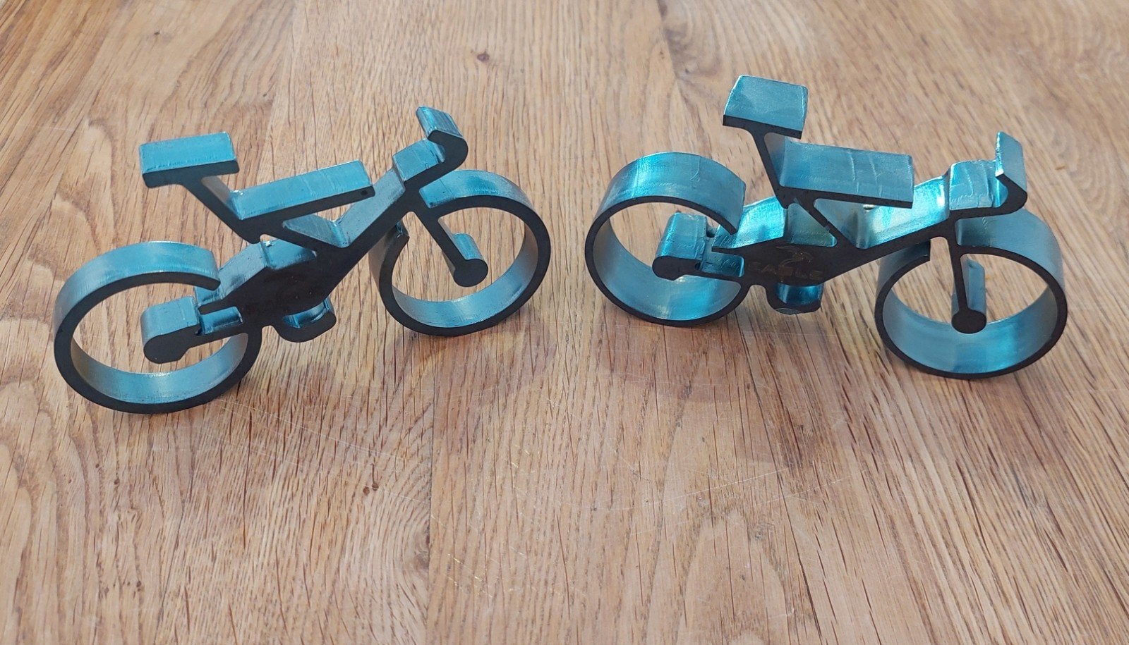 Twee laser gesneden massief stalen fiets sculpturen, Ophalen, Grijs, Object, Metaal