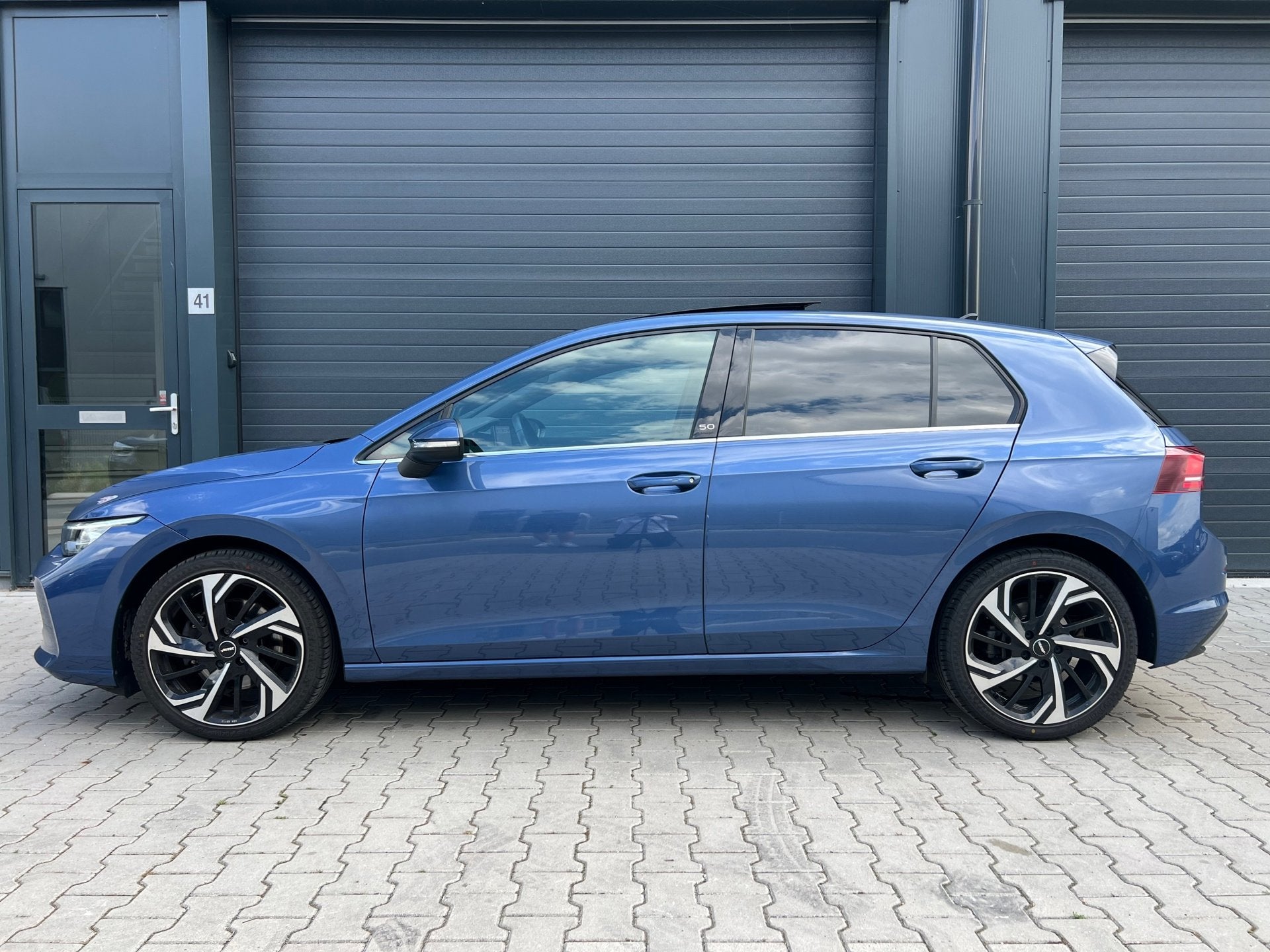 Foto 9 van Volkswagen Golf 1.5 eTSI 50 jähre Edition |PANO|CAMERA|HUD|