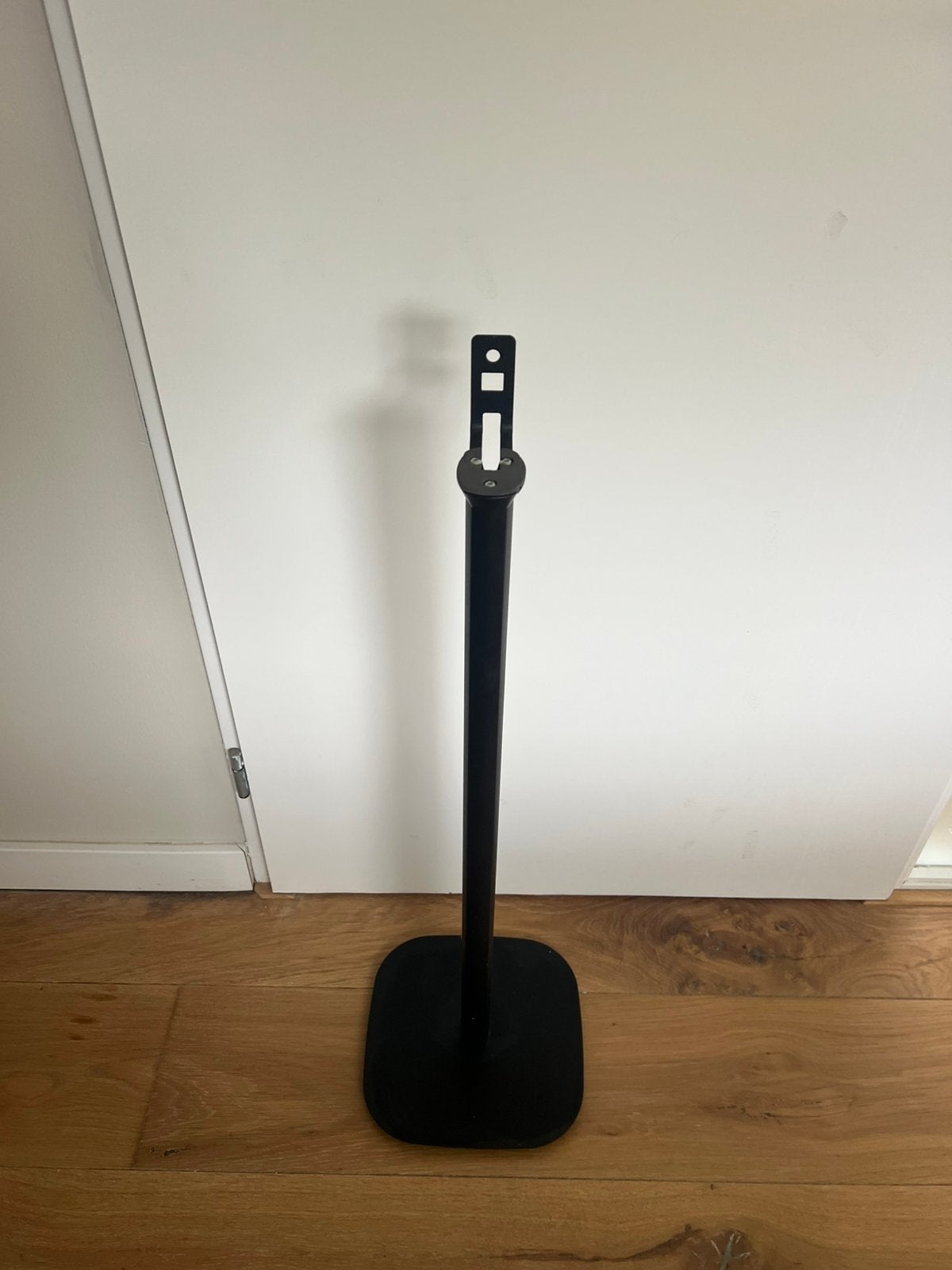 Foto 2 van Sonos one vloerstandaard.