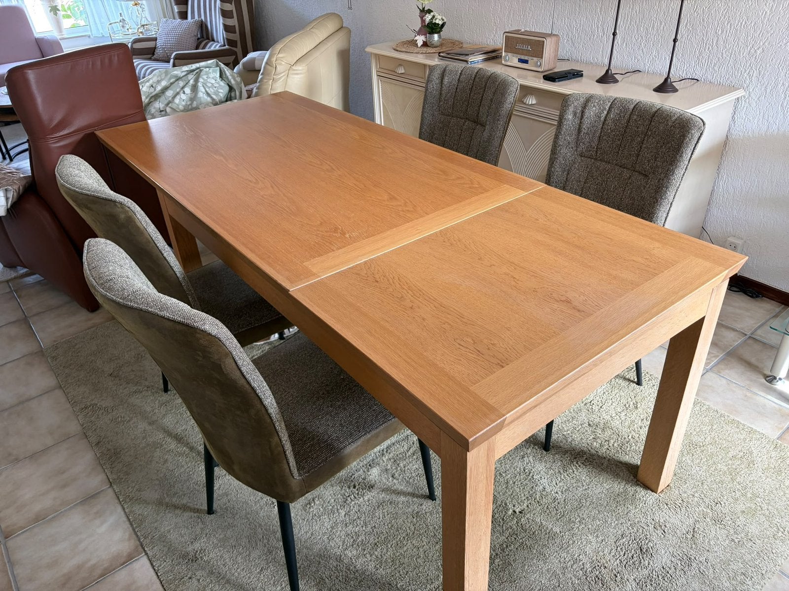 Foto 3 van Eethoek; (uitschuifbare)tafel + 4 stoelen