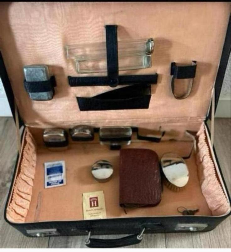Barbier  leren koffer met toilet/scheer spullen, Antiek en Kunst, Antiek | Gereedschap en Instrumenten, Ophalen of Verzenden